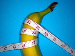 medición do pene durante a ampliación usando un plátano como exemplo