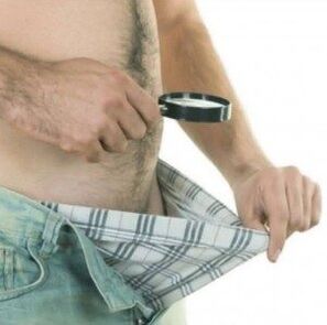 un home mira para abaixo os pantalóns e quere agrandar o pene con xel